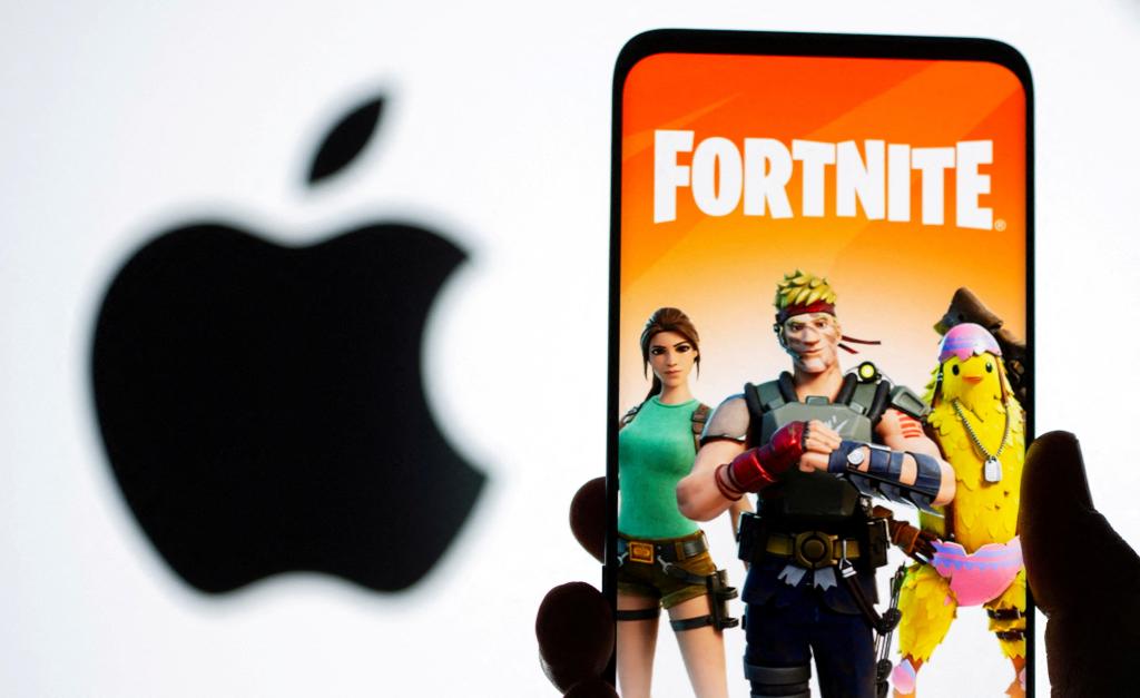 Microsoft Backs 'Fortnite' Maker Epic Games in Legal Feud, claims Apple plans 'Stimed' for Xbox Mobile Store